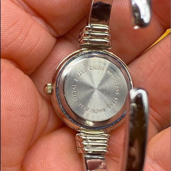 Ladies NWOT spring clasp Holiday Lane watch by Macy’s in exceptional condition - Picture 7 of 7